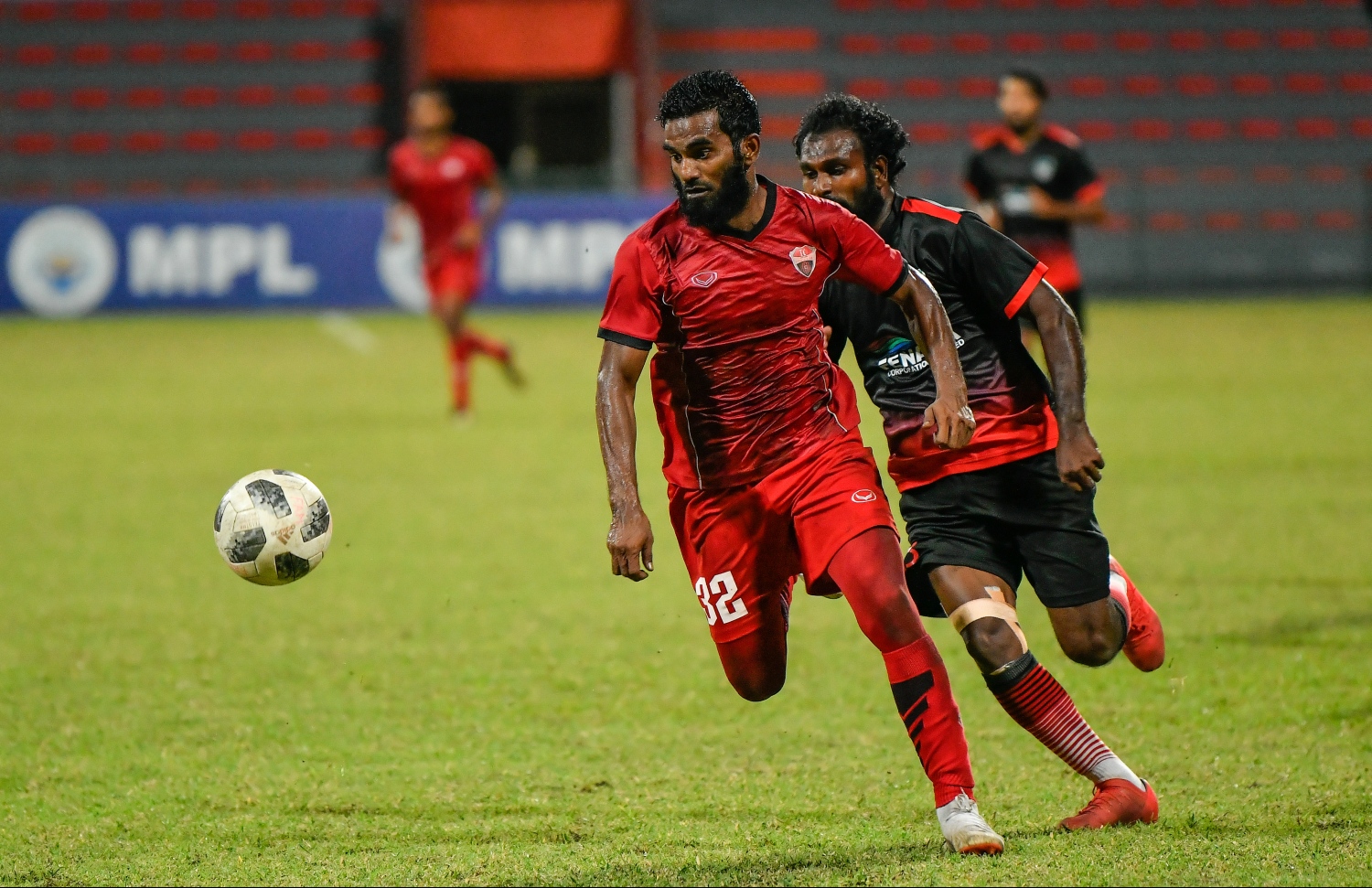 ދަގަނޑޭ (ވ) އަތުން ބޯޅަ ހޯދަން ފޯކައިދޫގެ ކުޅުންތެރިޔަކު މަސައްކަތްކުރަނީ. --ފޮޓޯ: ނިޝާން އަލީ/ މިހާރު