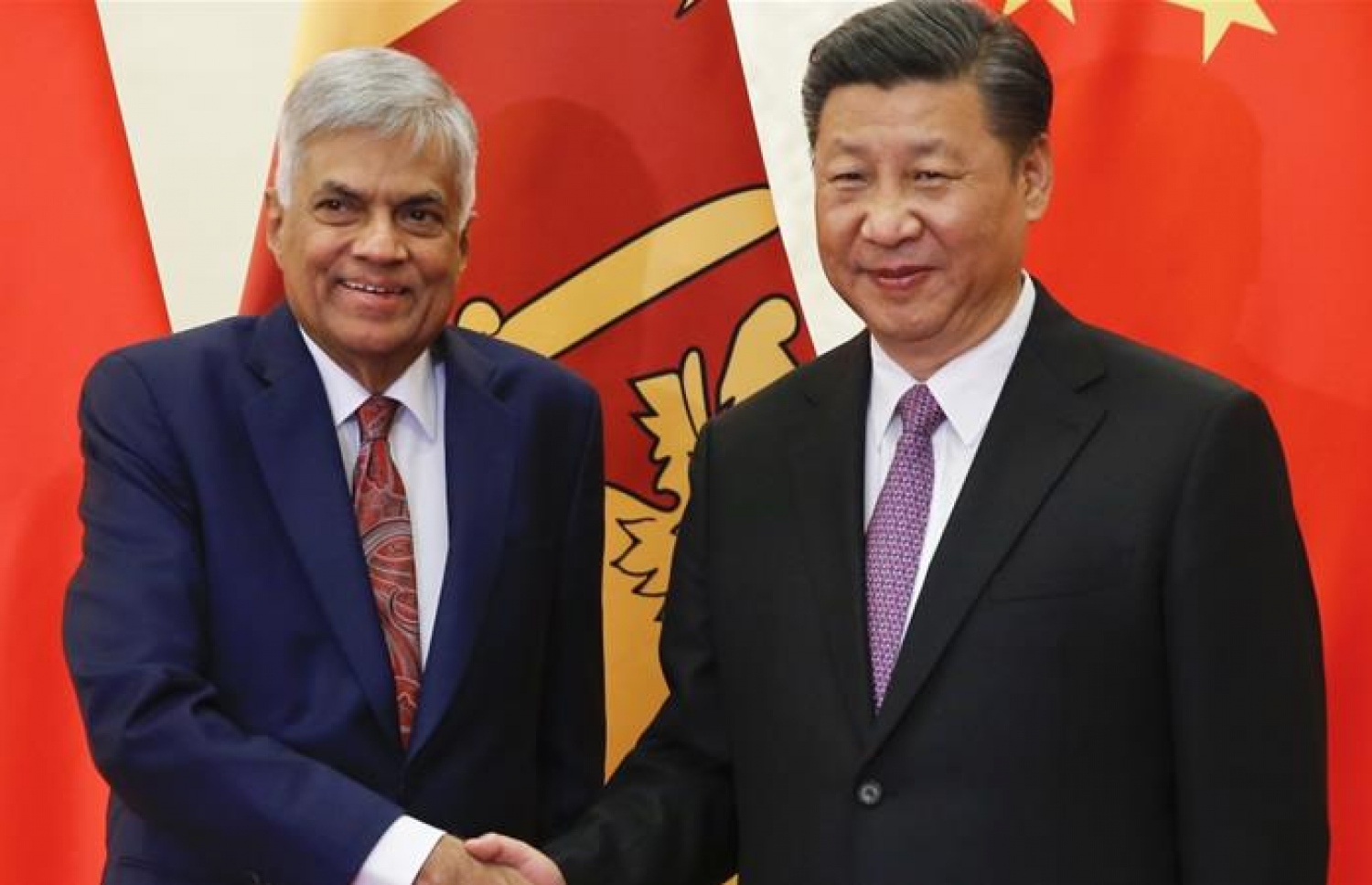 ޗައިނާގެ ރައީސް ޝީ ޖިންޕިން (ކ) އާއި ލަންކާގެ ބޮޑު ވަޒީރުކަމުން ދުރުކުރި ރަނިލް. --ފޮޓޯ:އޭއެފްޕީ