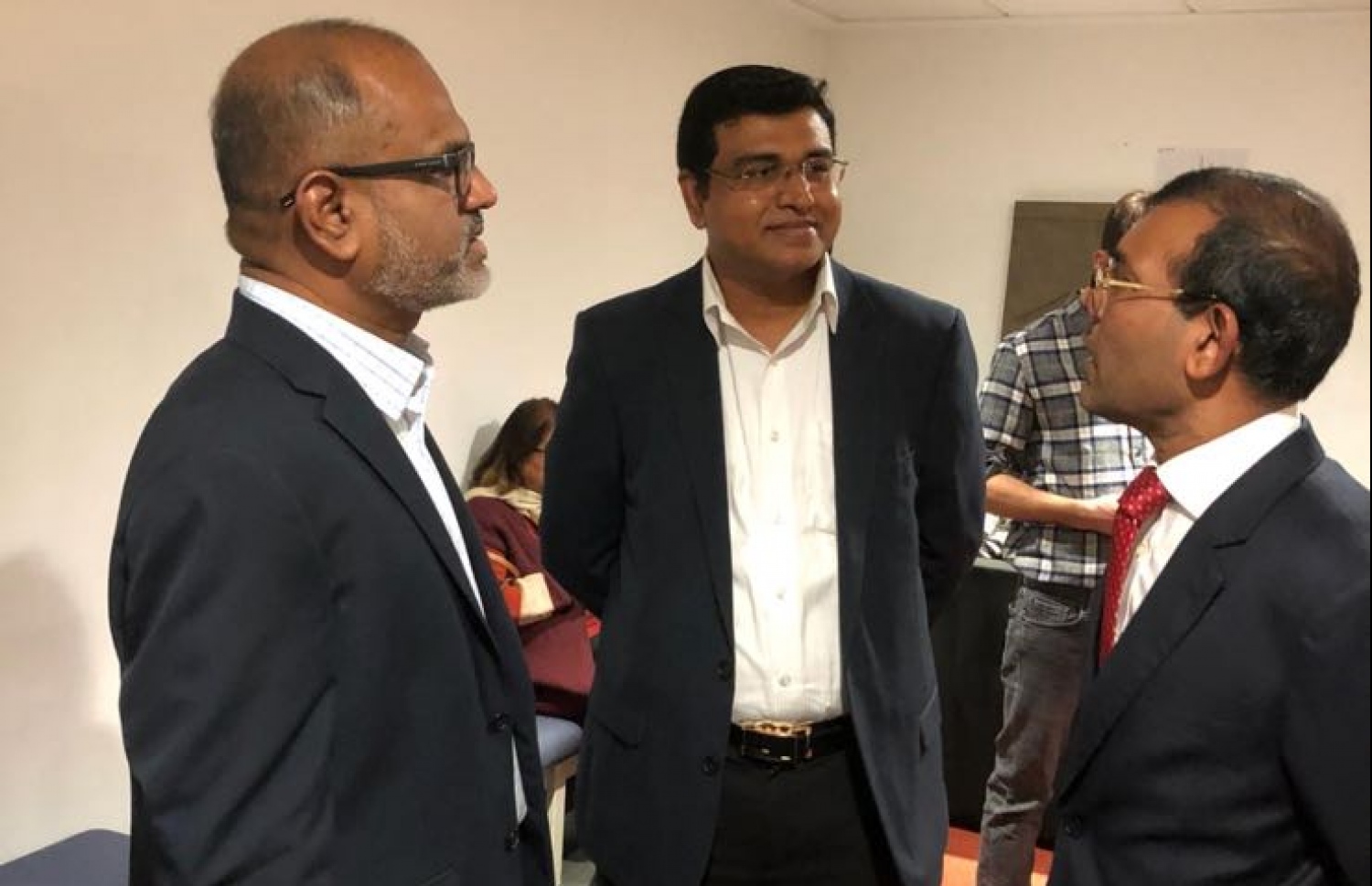 ސައުތު އޭޝިއާ އިނިސްޓިޓިއުޓްގައި ނަޝީދު ރޭ ތަގުރީރު ކުރެއްވުމަށް ފަހު، ރައްޔިތުންގެ މަޖިލީހުގެ ކުރީގެ ނައިބު ރައީސް ނާޒިމާއި ޖުމްހޫރީ ޕާޓީގެ ޑެޕިއުޓީ ލީޑަރު އަމީން އިބްރާހީމާ ވާހަކަފުޅު ދައްކަވަނީ.