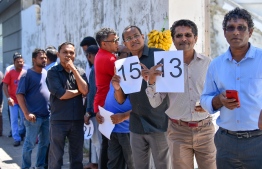 Civilians queue up outside the Supreme Court, ahead of the verdict hearing of the elections case. PHOTO: NISHAN ALI/MIHAARU