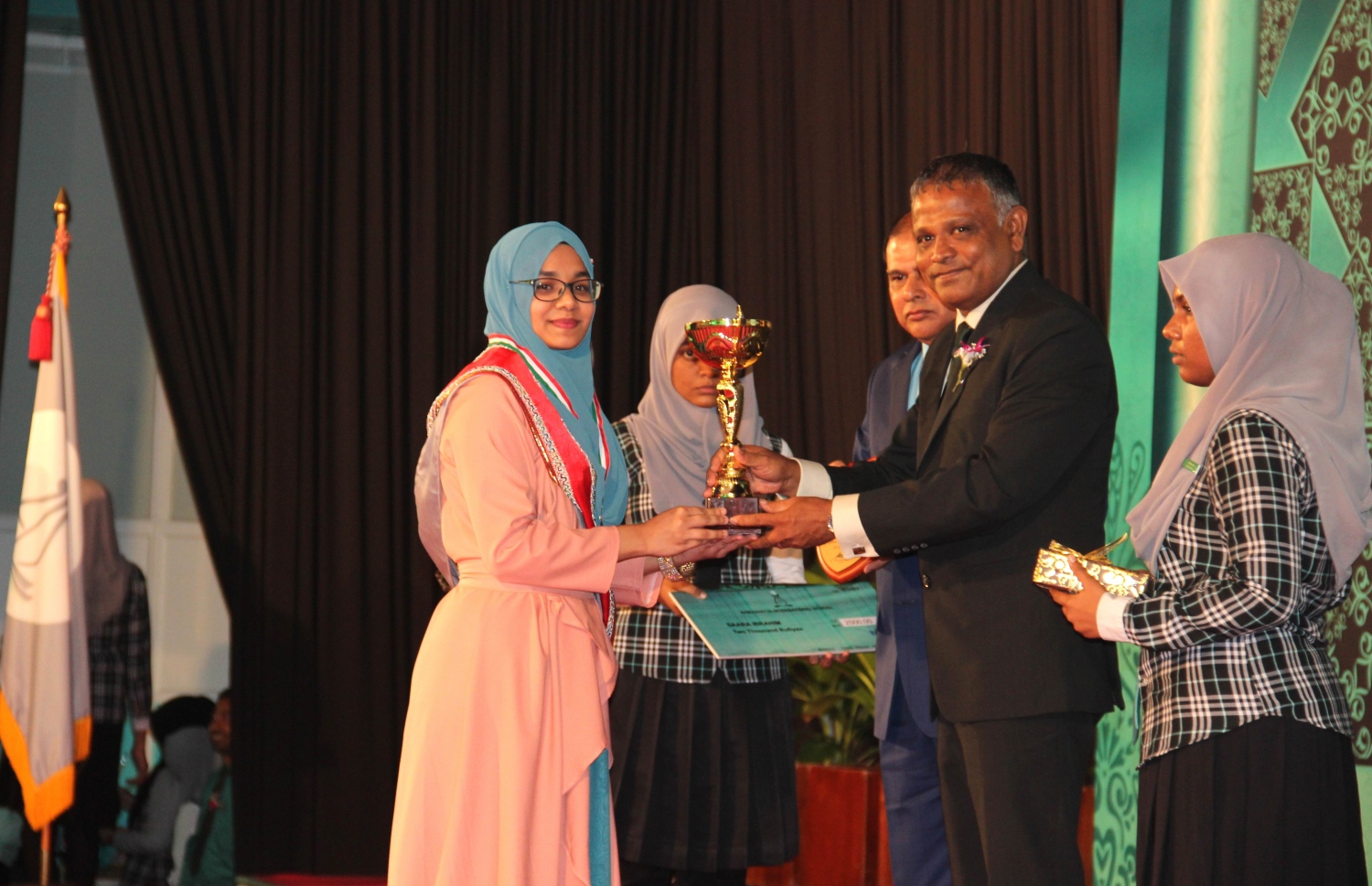 މެއި/ޖޫން މަހު އިމްތިހާނު ހެދި ދަރިވަރުންގެ ތެރެއިން އެއްވަނަ ހޯދި ސާރާއަށް، ޑރ. އިބްރާހިމް ހަސަން އެވޯޑު ހަވާލުކޮށްދެއްވަނީ.-- ފޮޓޯ: އަހުމަދިއްޔާ ސްކޫލު