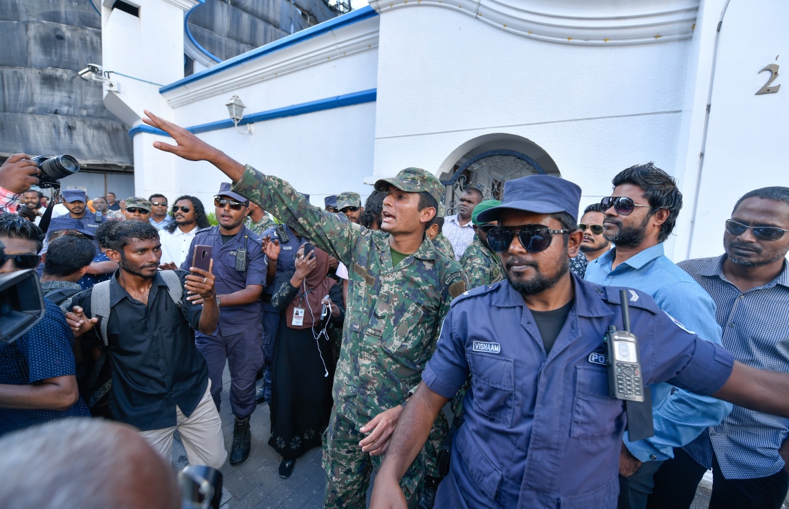 މާލެ: އޮކްޓޯބަރު 21، 2018- މިދިޔަ މަހުގެ 23 ގައި ބޭއްވި ރިޔާސީ އިންތިޚާބު ބާތިލްކޮށްދިނުމަށް އެދިވަޑައިގެން، ޕީޕީއެމްގެ ކެންޑިޑޭޓު ރައީސް އަބްދުﷲ ޔާމީން ސުޕްރީމް ކޯޓަށް ހުށަހެޅުއްވި މައްސަލައިގެ ޝަރީއަތުގެ އަޑުއެހުމަށްފަހު ފުލުހުންނާއި ސިފައިން ސުޕްރީމް ކޯޓު ސަރަހައްދުގައި ފޯރިމަރަނީ.---ފޮޓޯ: ނިޝާން އަލީ/މިހާރު