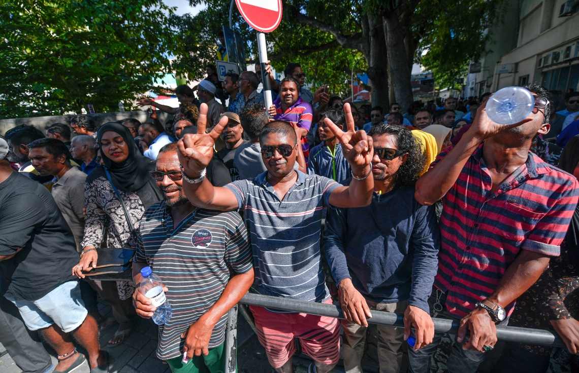 މާލެ: އޮކްޓޯބަރު 21، 2018- މިދިޔަ މަހުގެ 23 ގައި ބޭއްވި ރިޔާސީ އިންތިޚާބު ބާތިލްކޮށްދިނުމަށް އެދިވަޑައިގެން، ޕީޕީއެމްގެ ކެންޑިޑޭޓު ރައީސް އަބްދުﷲ ޔާމީން ސުޕްރީމް ކޯޓަށް ހުށަހެޅުއްވި މައްސަލައިގެ ޝަރީއަތުގެ އަޑުއެހުމަށްފަހު ސުޕްރީމް ކޯޓު ސަރަހައްދުގައި އިދިކޮޅު ސަޕޯޓަރުން އުފާފާޅުކުރަނީ.---ފޮޓޯ: ނިޝާން އަލީ/މިހާރު