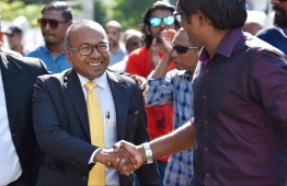 އިންތިހާބީ މައްސަލައިގެ ހުކުމަށްފަހު ހަސަން ލަތީފް ސުޕްރީމް ކޯޓު ބޭރުގައި: ވިދާޅުވީ ރައީސް ޔާމީން ބޭރަށް ފުރާވަޑައިގެންފި ނަމަ އެމަނިކުފާނު ފުރުވާލުމުގައި ބައިވެރިވި އެންމެން ގާނޫނީ ގޮތުން ޒިންމާ އުފުލަންޖެހޭނެ ކަމަށް -- ހުސެއިން ވަހީދު / މިހާރު ފޮޓޯ