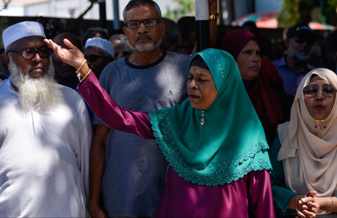 މާލެ: އޮކްޓޯބަރު 21، 2018- މިދިޔަ މަހުގެ 23 ގައި ބޭއްވި ރިޔާސީ އިންތިޚާބު ބާތިލްކޮށްދިނުމަށް އެދިވަޑައިގެން، ޕީޕީއެމްގެ ކެންޑިޑޭޓު ރައީސް އަބްދުﷲ ޔާމީން ސުޕްރީމް ކޯޓަށް ހުށަހެޅުއްވި މައްސަލައިގެ ޝަރީއަތުގެ އަޑުއެހުން ކުރިއަށްދިޔަ ވަގުތު އިންތިހާބުގެ ދިފާއުގައި ކޯޓު ސަރަހައްދަށް އެއްވެ ތިބި މީހުން އަޑުއުފުލަނީ.---ފޮޓޯ: ހުސައިން ވަހީދު/މިހާރު