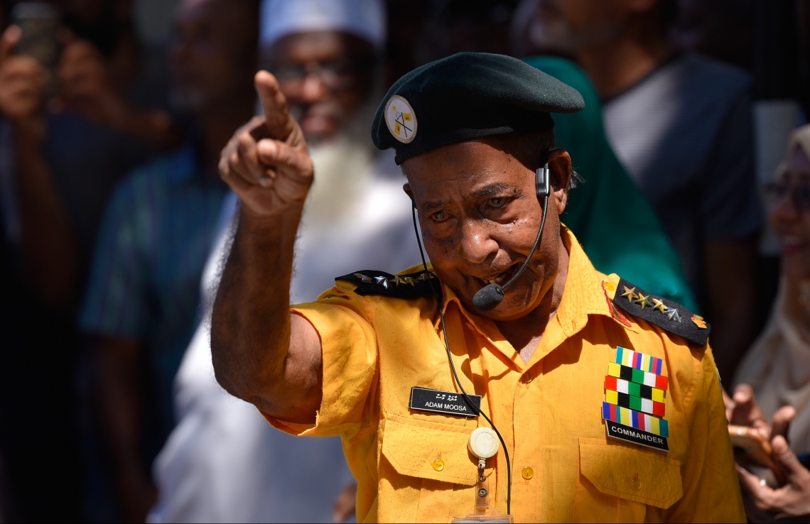 މާލެ: އޮކްޓޯބަރު 21، 2018- މިދިޔަ މަހުގެ 23 ގައި ބޭއްވި ރިޔާސީ އިންތިޚާބު ބާތިލްކޮށްދިނުމަށް އެދިވަޑައިގެން، ޕީޕީއެމްގެ ކެންޑިޑޭޓު ރައީސް އަބްދުﷲ ޔާމީން ސުޕްރީމް ކޯޓަށް ހުށަހެޅުއްވި މައްސަލައިގެ ޝަރީއަތުގެ އަޑުއެހުން ކުރިއަށްދިޔަ ވަގުތު އިންތިހާބުގެ ދިފާއުގައި ކޯޓު ސަރަހައްދަށް އެއްވެ ތިބި މީހުން ހުކުމުގެ އިންތިޒާރުގައި މަޑުކޮށްލައިގެންތިބެ އަޑުއުފުލަނީ.---ފޮޓޯ: ހުސައިން ވަހީދު/މިހާރު