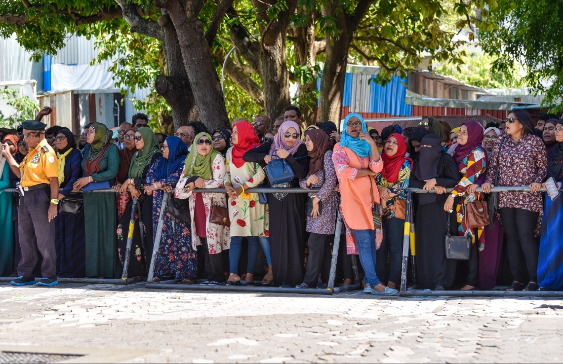މާލެ: އޮކްޓޯބަރު 21، 2018- މިދިޔަ މަހުގެ 23 ގައި ބޭއްވި ރިޔާސީ އިންތިޚާބު ބާތިލްކޮށްދިނުމަށް އެދިވަޑައިގެން، ޕީޕީއެމްގެ ކެންޑިޑޭޓު ރައީސް އަބްދުﷲ ޔާމީން ސުޕްރީމް ކޯޓަށް ހުށަހެޅުއްވި މައްސަލައިގެ ޝަރީއަތުގެ އަޑުއެހުން ކުރިއަށްދިޔަ ވަގުތު އިންތިހާބުގެ ދިފާއުގައި ކޯޓު ސަރަހައްދަށް އެއްވެ ތިބި މީހުން ހުކުމުގެ އިންތިޒާރުގައި މަޑުކޮށްލައިގެން.---ފޮޓޯ: ހުސައިން ވަހީދު/މިހާރު