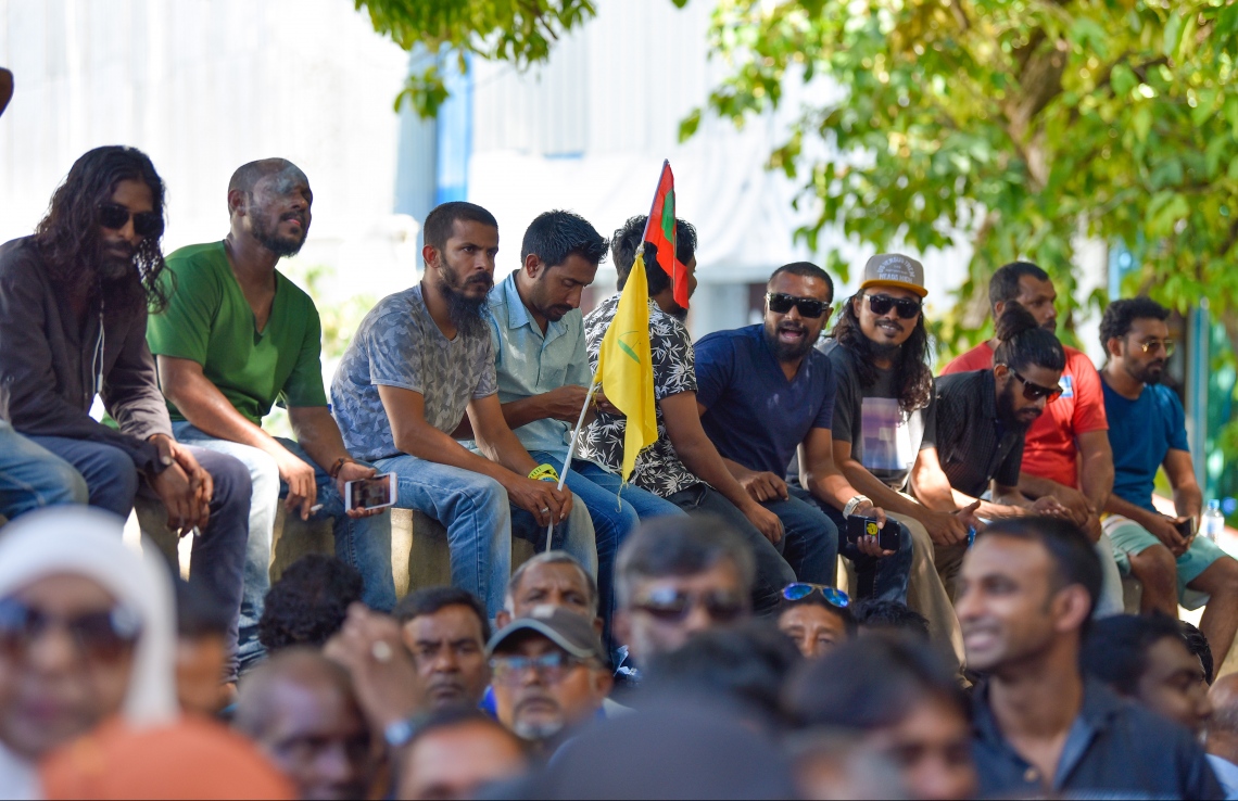 މާލެ: އޮކްޓޯބަރު 21، 2018- މިދިޔަ މަހުގެ 23 ގައި ބޭއްވި ރިޔާސީ އިންތިޚާބު ބާތިލްކޮށްދިނުމަށް އެދިވަޑައިގެން، ޕީޕީއެމްގެ ކެންޑިޑޭޓު ރައީސް އަބްދުﷲ ޔާމީން ސުޕްރީމް ކޯޓަށް ހުށަހެޅުއްވި މައްސަލައިގެ ޝަރީއަތުގެ އަޑުއެހުން ކުރިއަށްދިޔަ ވަގުތު އިންތިހާބުގެ ދިފާއުގައި ކޯޓު ސަރަހައްދަށް އެއްވެ ތިބި މީހުން ހުކުމުގެ އިންތިޒާރުގައި މަޑުކޮށްލައިގެން.---ފޮޓޯ: ހުސައިން ވަހީދު/މިހާރު