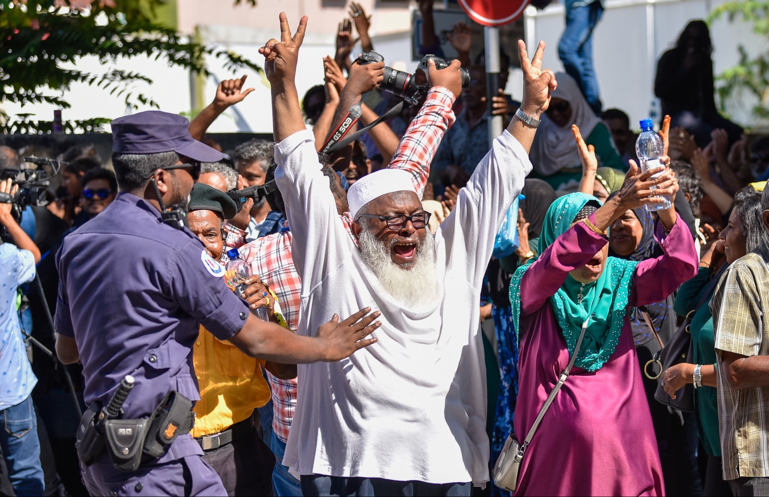 ރިޔާސީ އިންތިޚާބު ބާތިލް ކުރަން ނުފެންނަ ކަމަށް ނިންމުމާ ގުޅިގެން އިދިކޮޅު ސަޕޯޓަރުން ސުޕްރީމް ކޯޓު ދޮށުގައި އުފާފާޅުކުރަނީ.---ފޮޓޯ: ހުސައިން ވަހީދު/މިހާރު