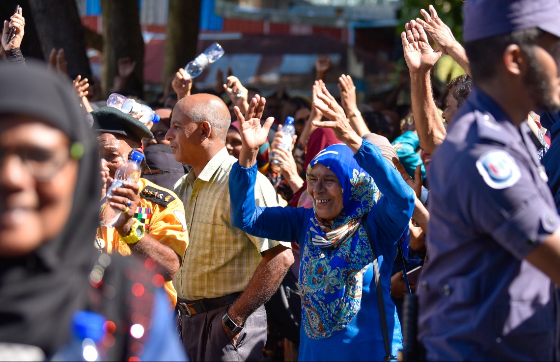 މާލެ: އޮކްޓޯބަރު 21، 2018- މިދިޔަ މަހުގެ 23 ގައި ބޭއްވި ރިޔާސީ އިންތިޚާބު ބާތިލްކޮށްދިނުމަށް އެދިވަޑައިގެން، ޕީޕީއެމްގެ ކެންޑިޑޭޓު ރައީސް އަބްދުﷲ ޔާމީން ސުޕްރީމް ކޯޓަށް ހުށަހެޅުއްވި މައްސަލައިގެ ޝަރީއަތުގެ އަޑުއެހުމަށްފަހު ސުޕްރީމް ކޯޓު ސަރަހައްދުގައި އިދިކޮޅު ސަޕޯޓަރުން އުފާފާޅުކުރަނީ.---ފޮޓޯ: ހުސައިން ވަހީދު/މިހާރު