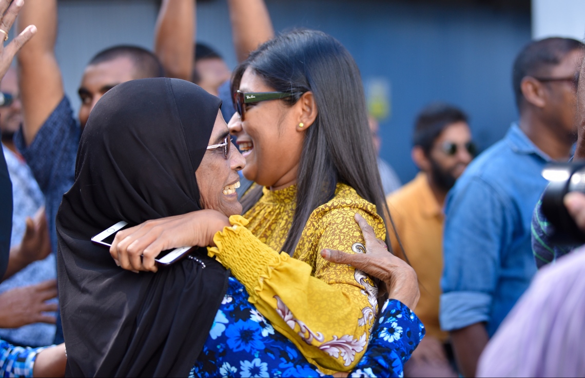 މާލެ: އޮކްޓޯބަރު 21، 2018- މިދިޔަ މަހުގެ 23 ގައި ބޭއްވި ރިޔާސީ އިންތިޚާބު ބާތިލްކޮށްދިނުމަށް އެދިވަޑައިގެން، ޕީޕީއެމްގެ ކެންޑިޑޭޓު ރައީސް އަބްދުﷲ ޔާމީން ސުޕްރީމް ކޯޓަށް ހުށަހެޅުއްވި މައްސަލައިގެ ޝަރީއަތުގެ އަޑުއެހުމަށްފަހު ސުޕްރީމް ކޯޓު ސަރަހައްދުގައި ކުރިއަށްދިޔަ އުފާފާޅުކުރުމުގައި އައްޑޫ މީދޫ ދާއިރާގެ މެމްބަރު ރޮޒައިނާ ބައިވެރިވެވަޑައިގަންނަވަނީ.---ފޮޓޯ: ހުސައިން ވަހީދު/މިހާރު