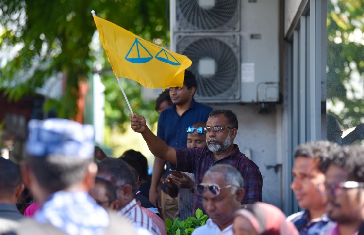 އޮޅުން ބޮޅުން: ވެރިކަން އޮތީ ކޮން ބައެއްގެ އަތުގައި؟