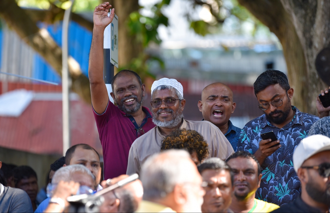 މާލެ: އޮކްޓޯބަރު 21، 2018- މިދިޔަ މަހުގެ 23 ގައި ބޭއްވި ރިޔާސީ އިންތިޚާބު ބާތިލްކޮށްދިނުމަށް އެދިވަޑައިގެން، ޕީޕީއެމްގެ ކެންޑިޑޭޓު ރައީސް އަބްދުﷲ ޔާމީން ސުޕްރީމް ކޯޓަށް ހުށަހެޅުއްވި މައްސަލައިގެ ޝަރީއަތުގެ އަޑުއެހުމަށްފަހު ސުޕްރީމް ކޯޓު ސަރަހައްދުގައި އިދިކޮޅު ސަޕޯޓަރުން އުފާފާޅުކުރަނީ.---ފޮޓޯ: ހުސައިން ވަހީދު/މިހާރު