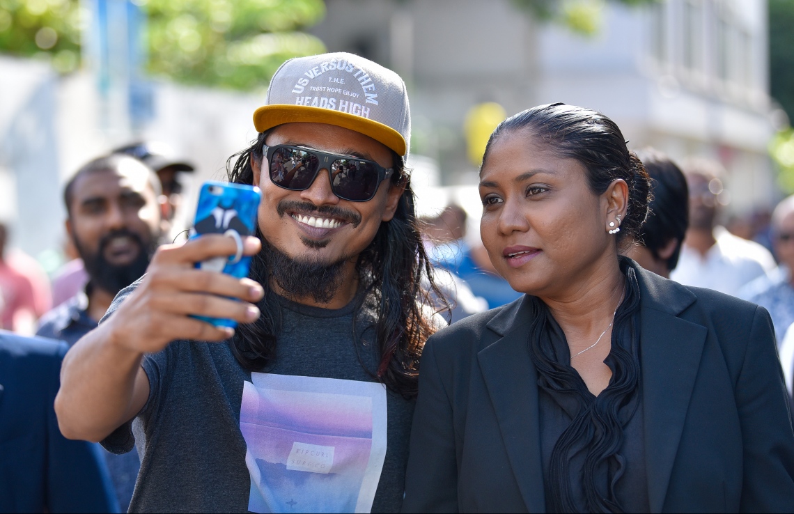 މާލެ: އޮކްޓޯބަރު 21، 2018- މިދިޔަ މަހުގެ 23 ގައި ބޭއްވި ރިޔާސީ އިންތިޚާބު ބާތިލްކޮށްދިނުމަށް އެދިވަޑައިގެން، ޕީޕީއެމްގެ ކެންޑިޑޭޓު ރައީސް އަބްދުﷲ ޔާމީން ސުޕްރީމް ކޯޓަށް ހުށަހެޅުއްވި މައްސަލައިގެ ޝަރީއަތުގެ އަޑުއެހުމަށްފަހު އިދިކޮޅު އިއްތިހާދުގެ ލޯޔަރު ހިސާން ހުސައިން އާއެކު މީހަކު ސެލްފީއެއް ނަގަނީ.---ފޮޓޯ: ހުސައިން ވަހީދު/މިހާރު