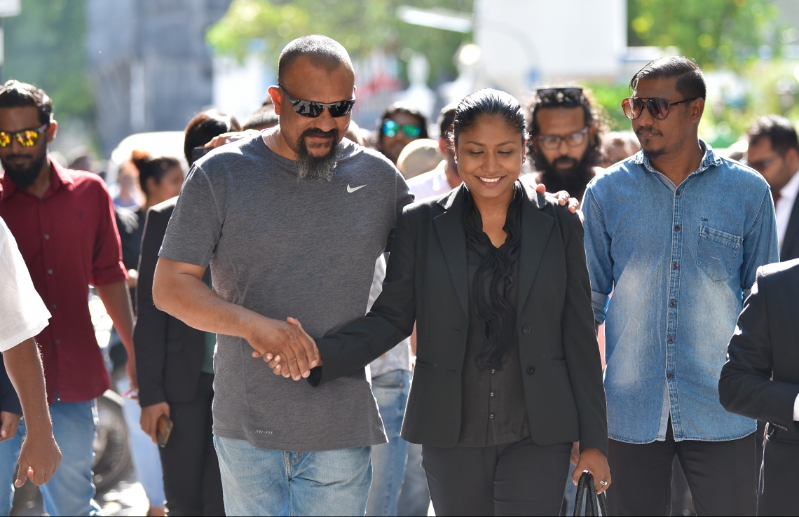 މާލެ: އޮކްޓޯބަރު 21، 2018- މިދިޔަ މަހުގެ 23 ގައި ބޭއްވި ރިޔާސީ އިންތިޚާބު ބާތިލްކޮށްދިނުމަށް އެދިވަޑައިގެން، ޕީޕީއެމްގެ ކެންޑިޑޭޓު ރައީސް އަބްދުﷲ ޔާމީން ސުޕްރީމް ކޯޓަށް ހުށަހެޅުއްވި މައްސަލައިގެ ޝަރީއަތުގެ އަޑުއެހުމަށްފަހު ނިކުމެވަޑައިގަރުމުން ލޯޔަރު ހިސާން އާއި މީހަކު ސަލާމްކުރަނީ.---ފޮޓޯ: ހުސައިން ވަހީދު/މިހާރު