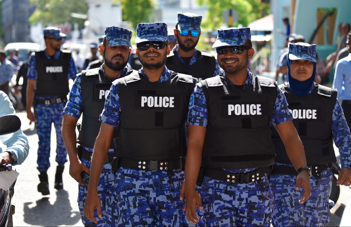 މާލެ: އޮކްޓޯބަރު 21، 2018- މިދިޔަ މަހުގެ 23 ގައި ބޭއްވި ރިޔާސީ އިންތިޚާބު ބާތިލްކޮށްދިނުމަށް އެދިވަޑައިގެން، ޕީޕީއެމްގެ ކެންޑިޑޭޓު ރައީސް އަބްދުﷲ ޔާމީން ސުޕްރީމް ކޯޓަށް ހުށަހެޅުއްވި މައްސަލައިގެ ޝަރީއަތުގެ އަޑުއެހުމަށްފަހު އެސަރަހައްދުގައި ފުލުހުން ފޯރިމަރަނީ.---ފޮޓޯ: ހުސައިން ވަހީދު/މިހާރު