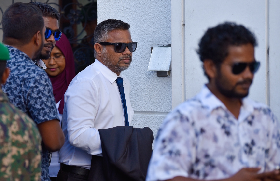 މާލެ: އޮކްޓޯބަރު 21، 2018- މިދިޔަ މަހުގެ 23 ގައި ބޭއްވި ރިޔާސީ އިންތިޚާބު ބާތިލްކޮށްދިނުމަށް އެދިވަޑައިގެން، ޕީޕީއެމްގެ ކެންޑިޑޭޓު ރައީސް އަބްދުﷲ ޔާމީން ސުޕްރީމް ކޯޓަށް ހުށަހެޅުއްވި މައްސަލައިގެ ޝަރީއަތުގެ އަޑުއެހުމަށްފަހު ރައީސް ޔާމީންގެ ވަކީލު އައްބާސް ޝަރީފު ކޯޓުން ނިކުމެވަޑައިގަންނަވަނީ.---ފޮޓޯ: ހުސައިން ވަހީދު/މިހާރު