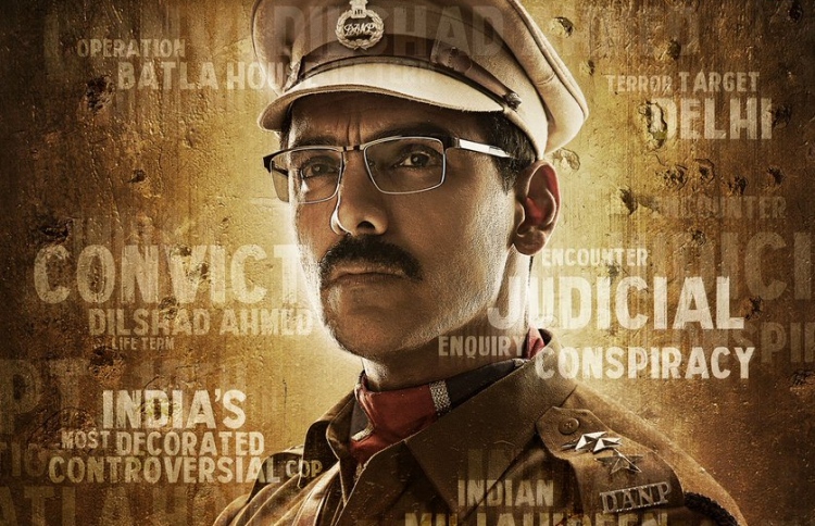 "ބަތުލާ ހައުސް" ގެ ޕޯސްޓަރެއްގައި ޖޯން.