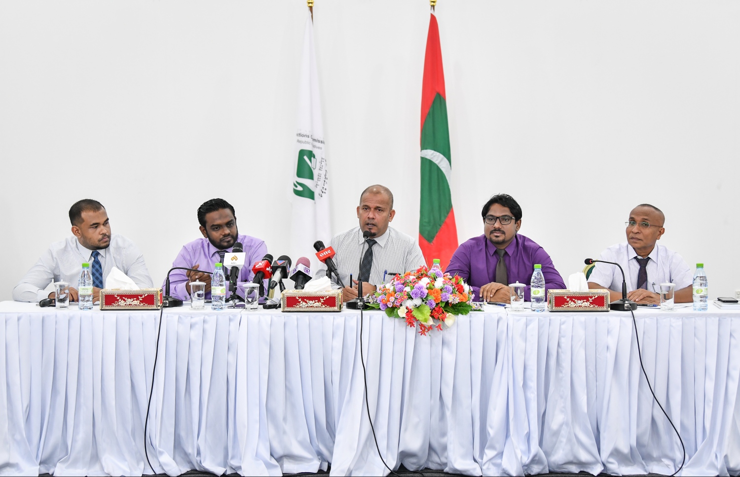 އީސީގެ މެމްބަރުން ނޫސްވެރިންނާ ވާހަކަ ދައްކަވަނީ --ފޮޓޯ: ނިޝާން އަލީ/މިހާރު