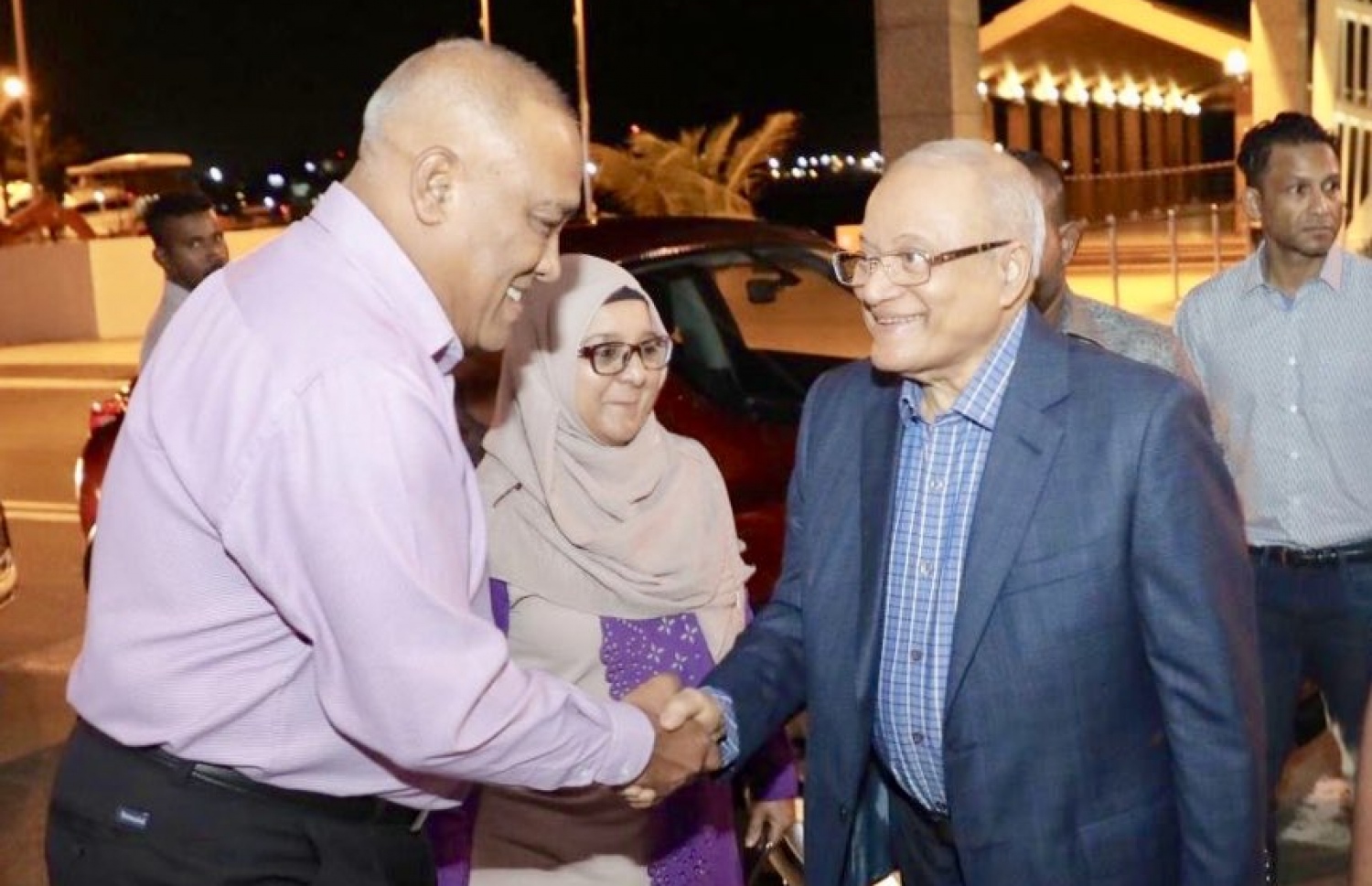 މައުމޫން ރޭ އެއާޕޯޓަށް ވަޑައިގެން، ކުރީގެ ވަޒީރު ކަމާލުއްދީންއާ ސަލާމް ކުރައްވަނީ.