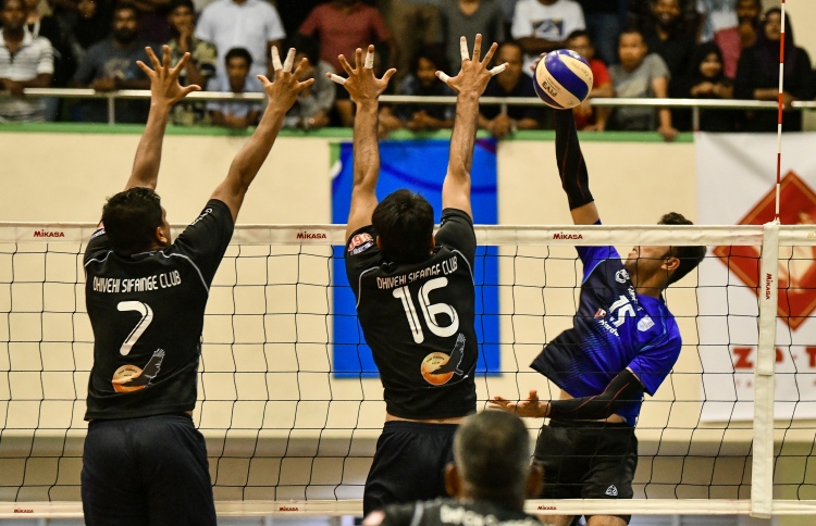 ޕޮލިސް ބަދަލު ހިފުމަކަށް، ސިފައިން ތަށި ދިފާއުކުރަން