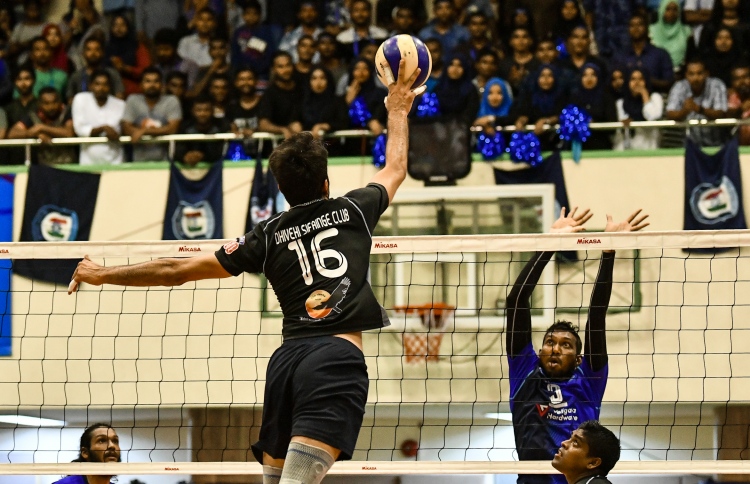 ޕޮލިސް ބަލިކޮށް ސިފައިން ފައިނަލަށް