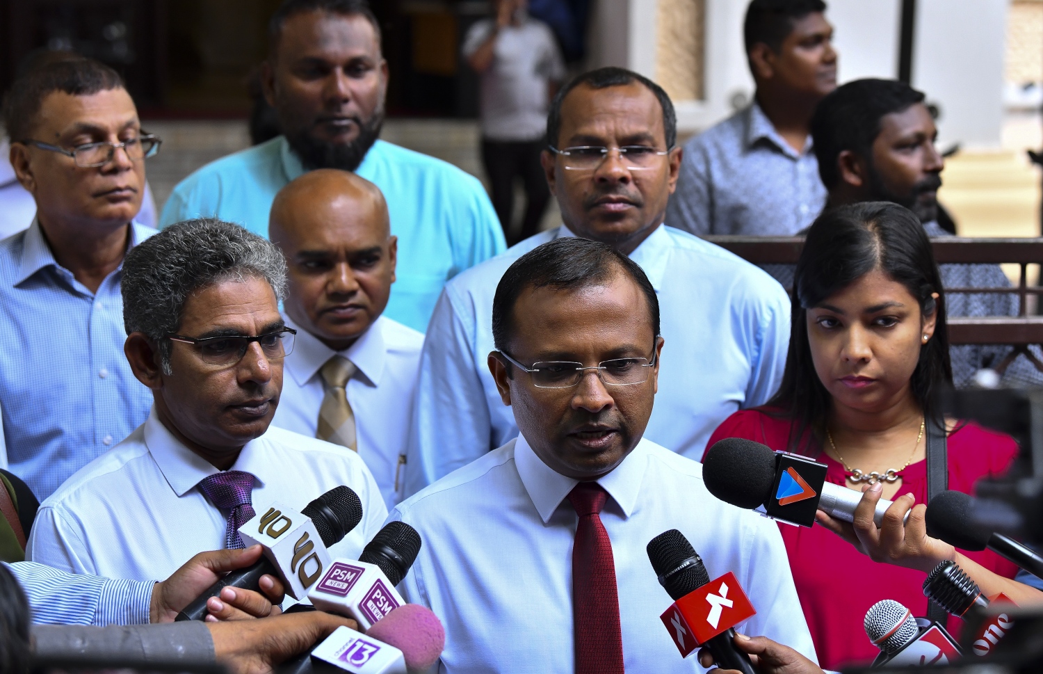 މެމްބަރު ރިޔާޒް މަޖިލީހުގެ އިދާރާގެ ބޭރުގައި މިއަދު ނޫސްވެރިންނާ ވާހަކަ ދައްކަވަނީ.---ފޮޓޯ: އަހުމަދު ނިޝާތު/މިހާރު