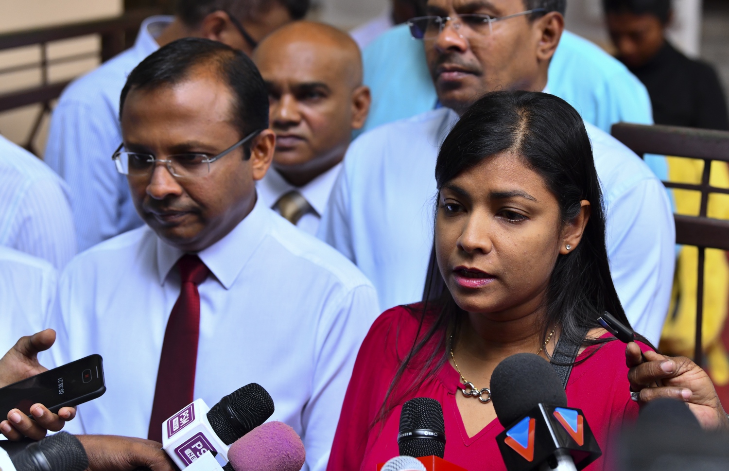 މެމްބަރު ރޮޒެއިނާ މަޖިލީހުގެ އިދާރާގެ ބޭރުގައި މިއަދު ނޫސްވެރިންނާ ވާހަކަ ދައްކަވަނީ.---ފޮޓޯ: އަހުމަދު ނިޝާތު/މިހާރު