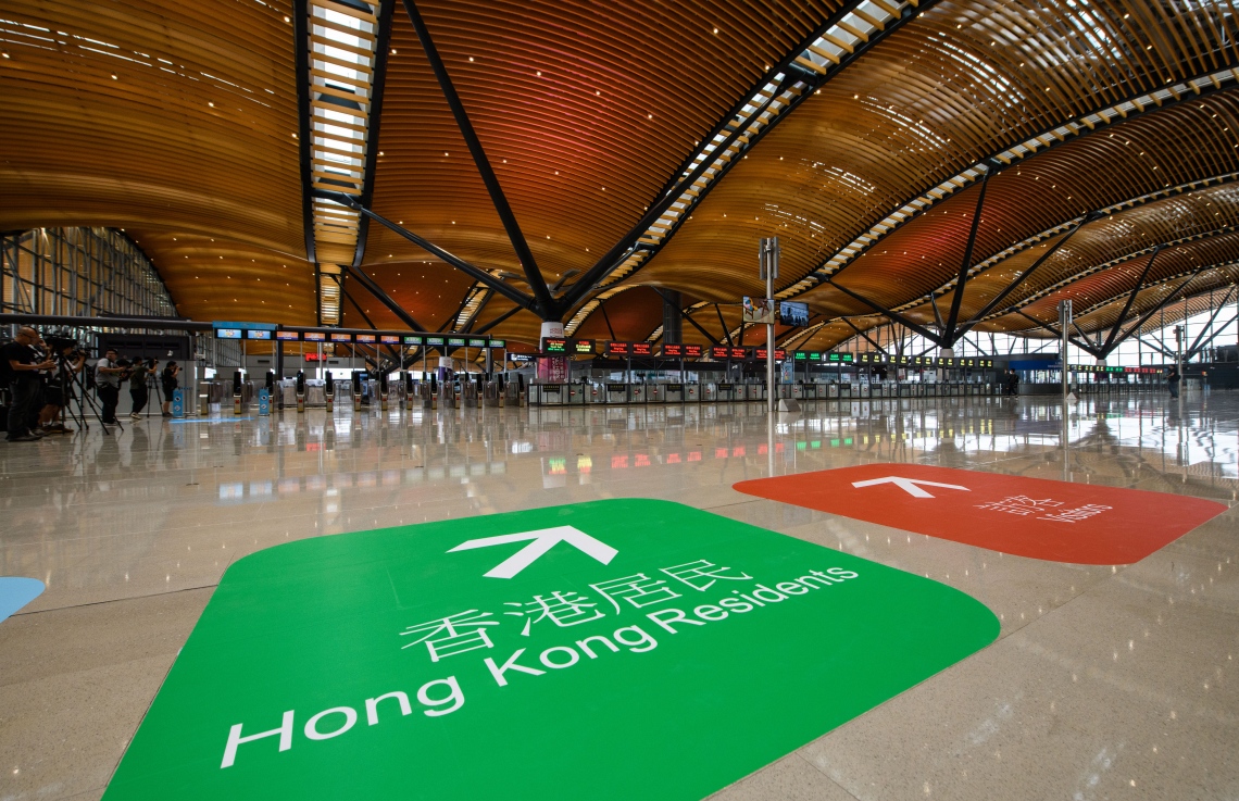 ހޮންކޮން-ޒުހައި-މަކާއޫ ބްރިޖުގެ ހޮން ކޮން އިމިގްރޭޝަން ޓްރާންސިޓް ހޯލް. --ފޮޓޯ:އޭއެފްޕީ