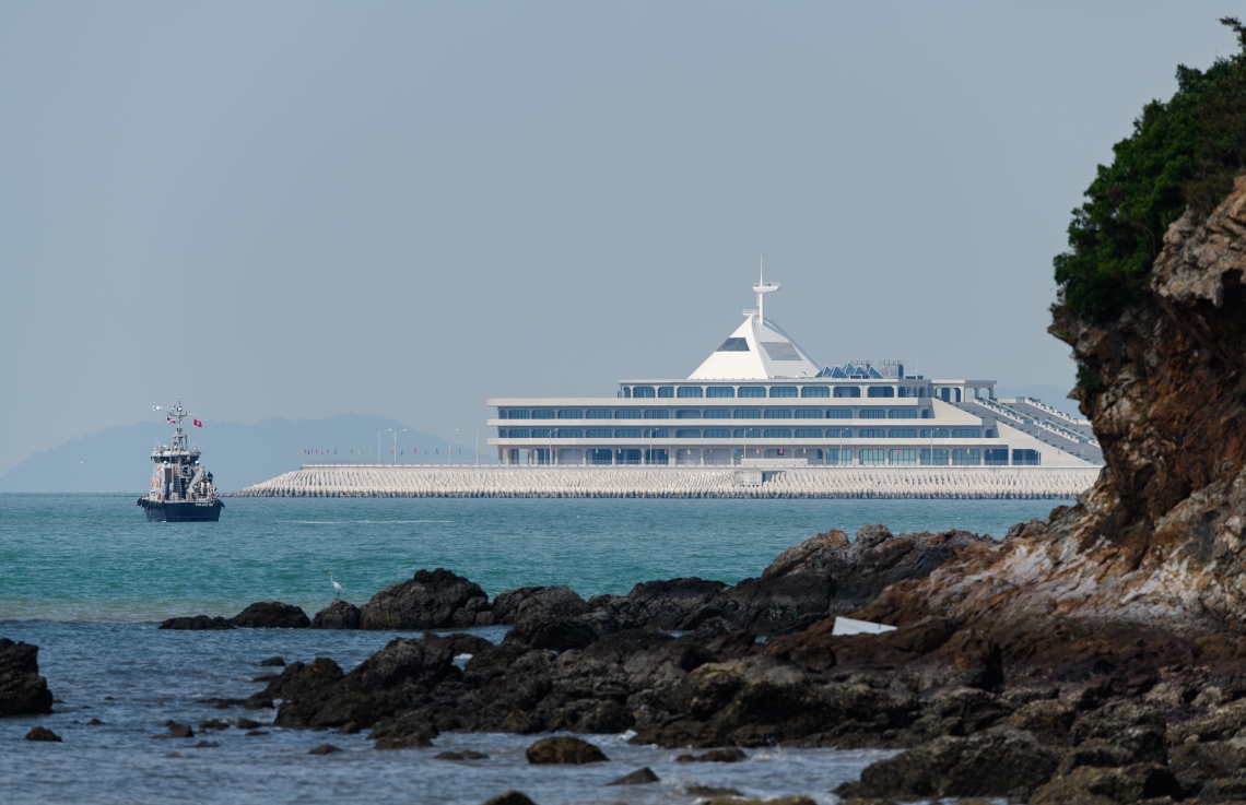 ހޮންކޮން-ޒުހައި-މަކާއޫ ބްރިޖުގެ އީސްޓް އާޓިފިޝަލް އައިލެންޑް ކައިރިން ޕެޓްރޯލް ބޯޓެއް ދުއްވަނީ. --ފޮޓޯ:އޭއެފްޕީ