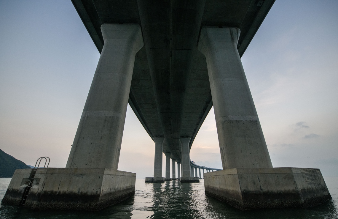 ހޮންކޮން-ޒުހައި-މަކާއޫ ބްރިޖް ހިފަހައްޓަން ޖަހާފައިވާ ބައެއް ތަނބުތައް. --ފޮޓޯ:އޭއެފްޕީ