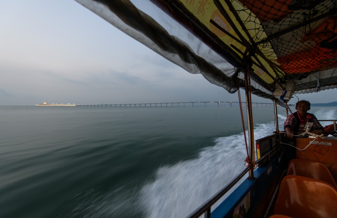 ހޮންކޮން-ޒުހައި-މަކާއޫ ބްރިޖް ކައިރިން ޕެޓްރޯލް ބޯޓެއް ދުއްވަނީ. --ފޮޓޯ:އޭއެފްޕީ