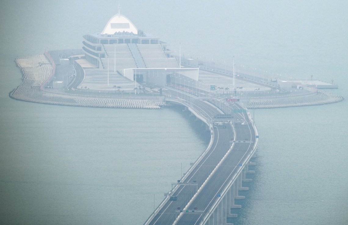 ހޮންކޮން-ޒުހައި-މަކާއޫ ބްރިޖުގެ އީސްޓް އާޓިފިޝަލް އައިލެންޑް ކައިރީ ކާރުތަކެއް ޕާކްކޮށްގެން. --ފޮޓޯ:އޭއެފްޕީ