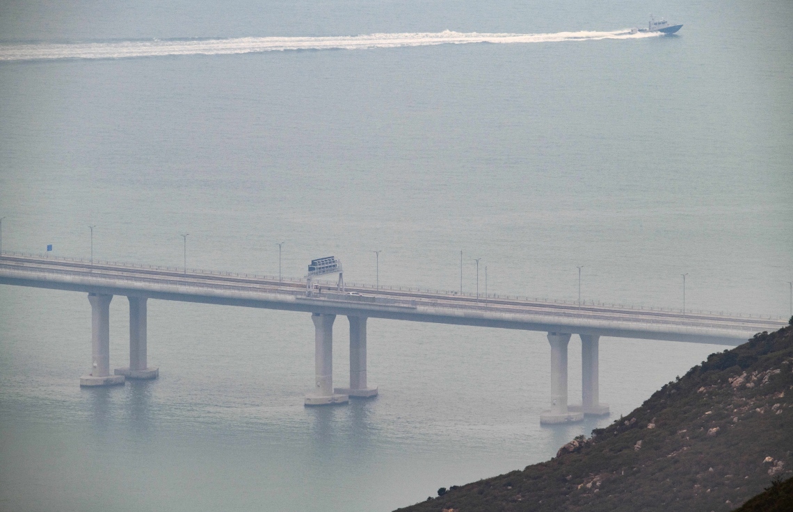 ހޮންކޮން-ޒުހައި-މަކާއޫ ބްރިޖް ކައިރިން ޕޮލިސް ޕެޓްރޯލް ބޯޓެއް ދުއްވަނީ. --ފޮޓޯ:އޭއެފްޕީ