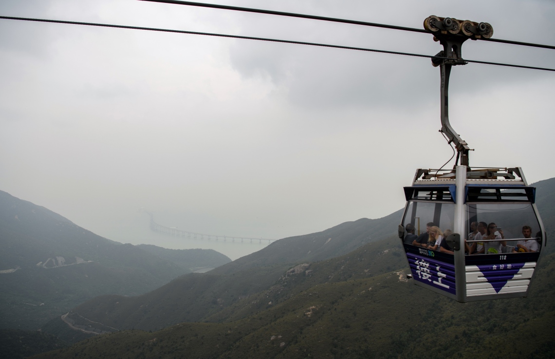 ހޮންކޮން-ޒުހައި-މަކާއޫ ބްރިޖް ފެންނަ ސަރަހައްދުން ޓޫރިސްޓުން ކޭބަލް ކާރު ދުއްވަނީ. --ފޮޓޯ:އޭއެފްޕީ