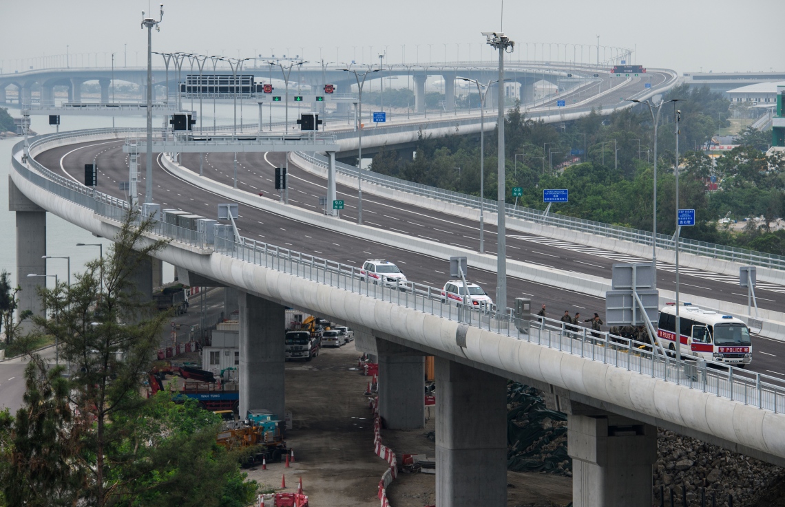 ހޮންކޮން-ޒުހައި-މަކާއޫ ބްރިޖް މަތީ ފުލުހުން ހަރަކާތްތެރި ވަނީ. --ފޮޓޯ:އޭއެފްޕީ