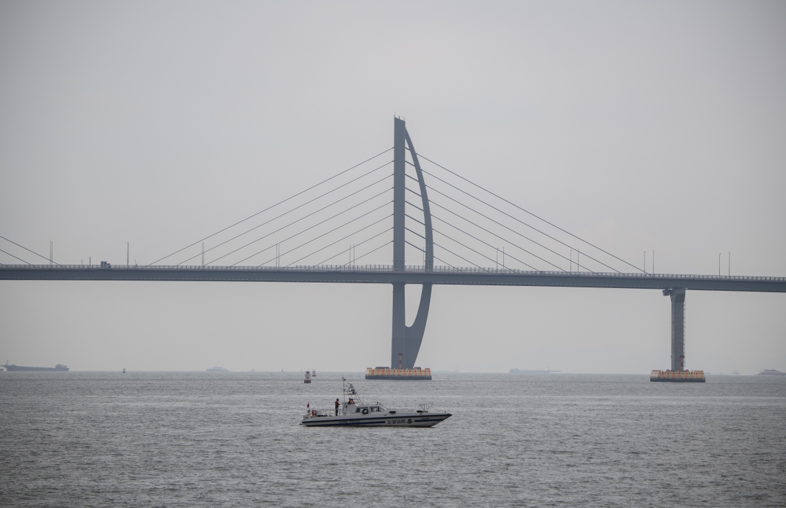 ހޮންކޮން-ޒުހައި-މަކާއޫ ބްރިޖް ކައިރީ ޗައިނާގެ ޕޮލިސް ޕެޓްރޯލް ބޯޓެއް ހަރަކާތްތެރި ވަނީ. --ފޮޓޯ:އޭއެފްޕީ