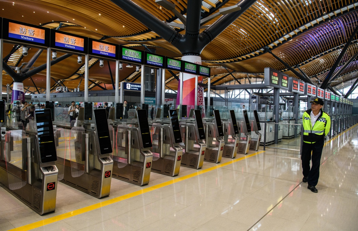 ހޮންކޮން-ޒުހައި-މަކާއޫ ބްރިޖުން ދަތުރު ކުރާ އިރު ހޮންކޮންގައި ޓްރާންސިޓް ކުރާ އިމިގްރޭޝަން ހޯލުގައި ގާޑަކު ހަރަކާތްތެރި ވަނީ. --ފޮޓޯ:އޭއެފްޕީ