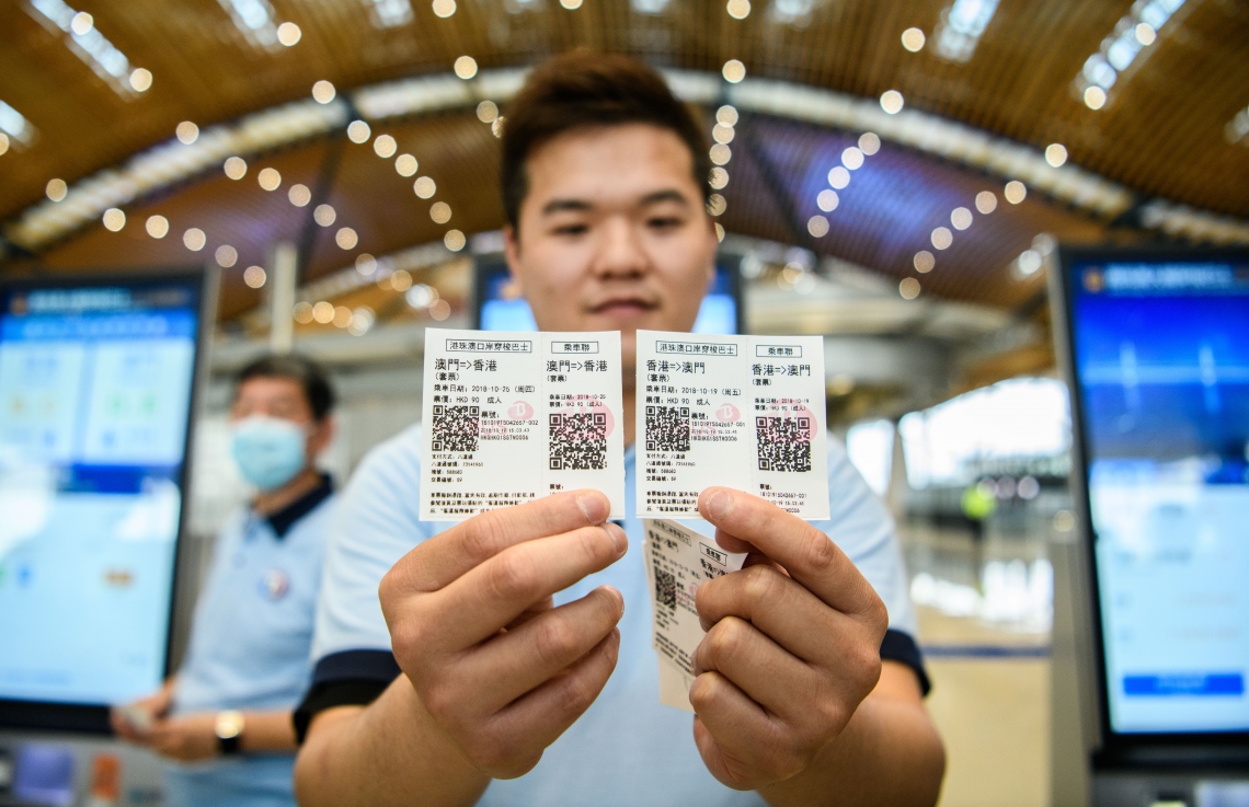 ހޮންކޮން-ޒުހައި-މަކާއޫ ބްރިޖުން ދަތުރުކުރާ ސާމްޕަލް ޓިކެޓެއް ދައްކާލަނީ. --ފޮޓޯ:އޭއެފްޕީ