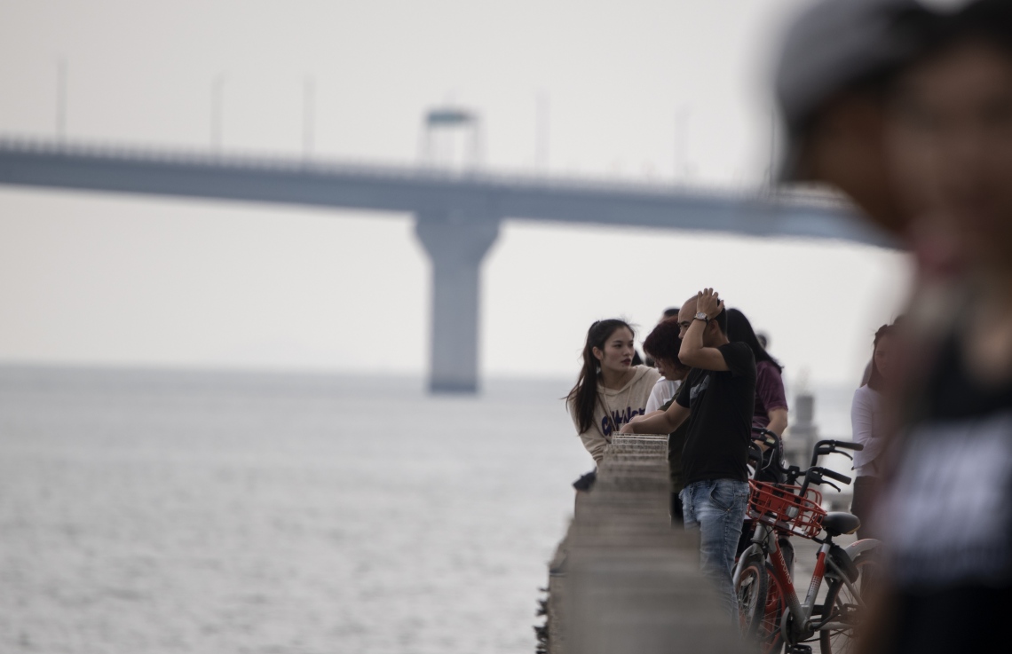 ހޮންކޮން-ޒުހައި-މަކާއޫ ބްރިޖް ފެންނަ ގޮތަށް ބަޔަކު މަޑުކޮށްލައިގެން. --ފޮޓޯ:އޭއެފްޕީ