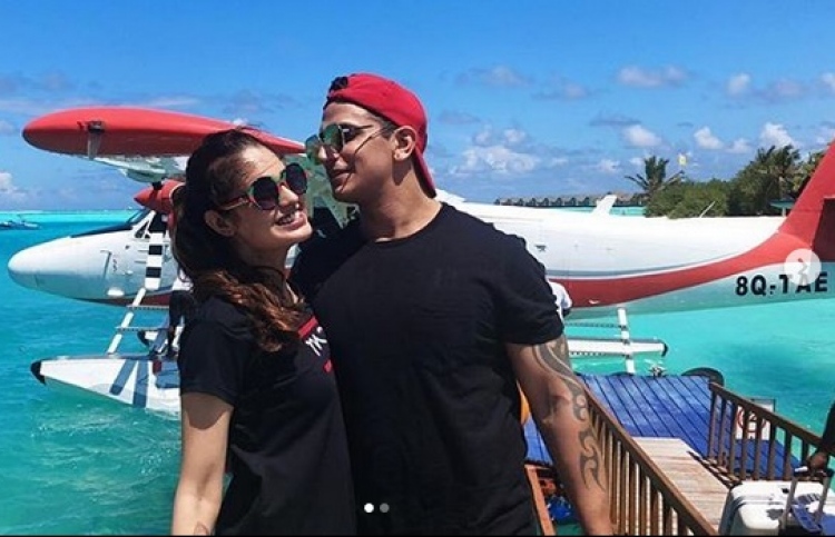 ޔޫވިކާ އާއި ޕްރިންސް ހަނީމޫން ހޭދަ ކުރާ ރިސޯޓްގައި.