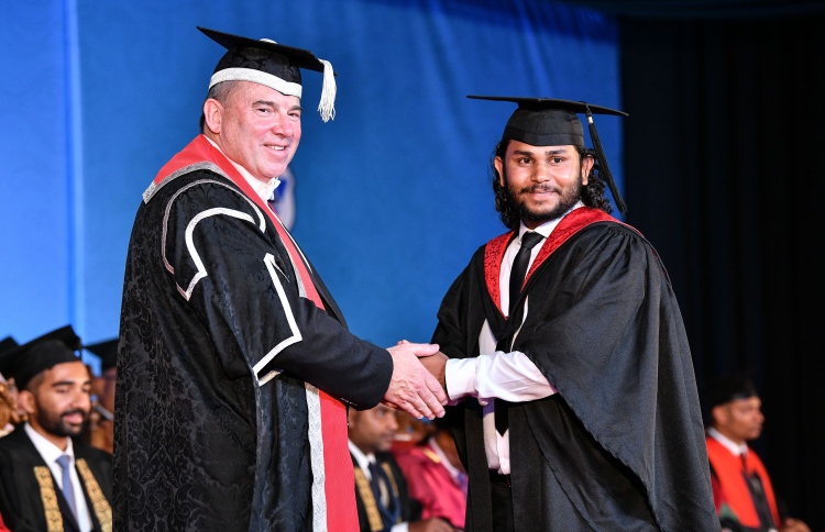 ޔޫކޭގެ ޔޫވީ ކޯސްތަކުން 319ދަރިވަރުން ގްރެޖުއެޓްވެއްޖެ