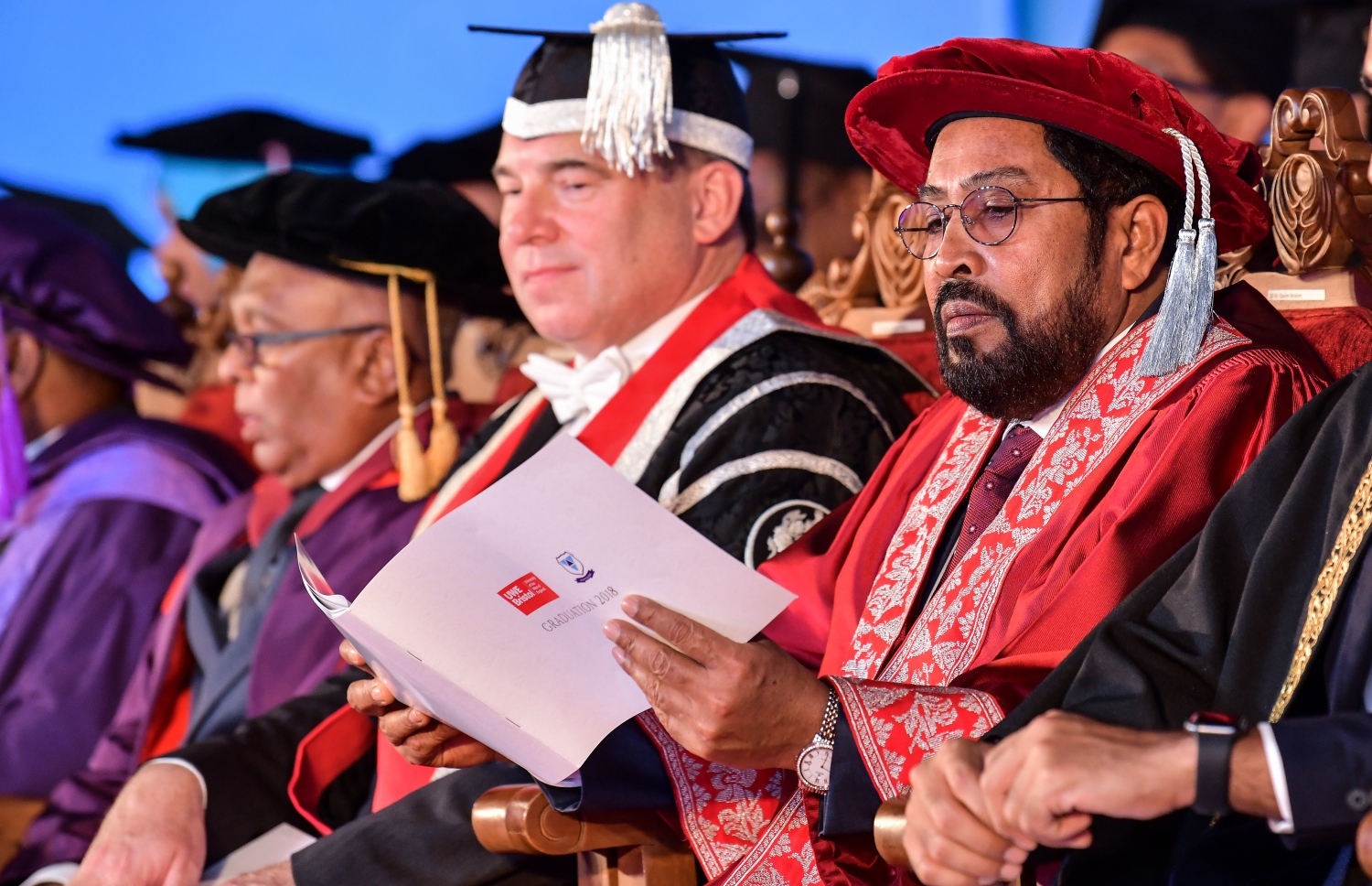 ވިލާ ކޮލެޖުގައި ހިންގި އިނގިރޭސިވިލާތުގެ ދަ ވެސްޓް އޮފް އިންގްލޭންޑުގެ ގްރެޖުއޭޝަން ހަފުލާގައި، ވިލާ ކޮލެޖުގެ ޗެއާމަން ގާސިމް ބައިވެރިވެވަޑައިގަންނަވަނީ.-- ފޮޓޯ: ނިޝާން އަލީ/ މިހާރު