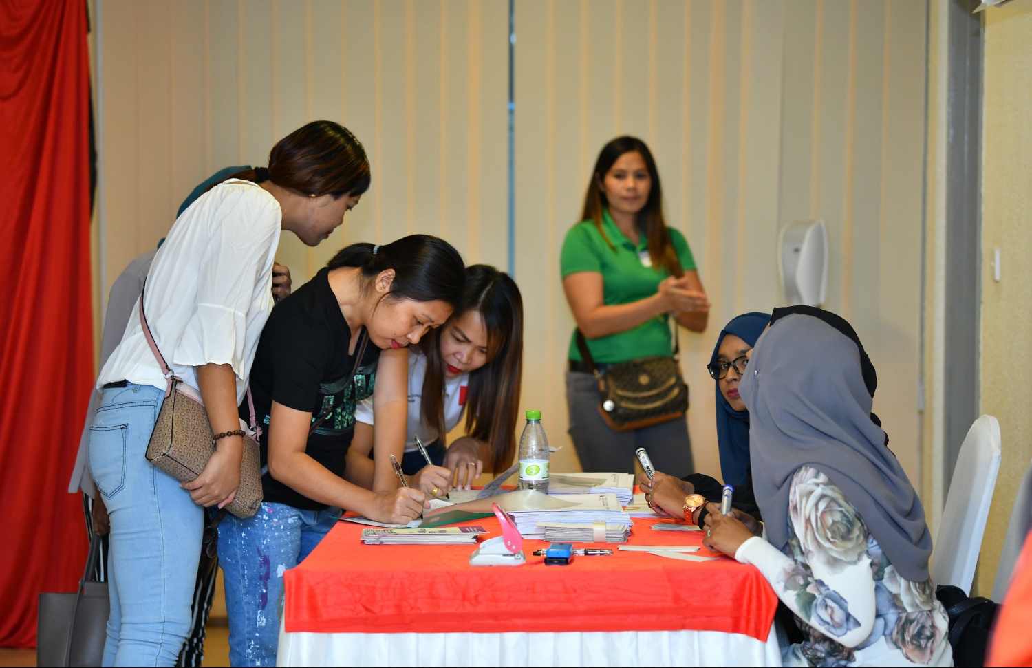 މިއަދުގެ ސެމިނާގައި ބައިވެރިވި، ފިލިޕިންސްގެ ބައެއް މީހުން.---ފޮޓޯ: ހުސައިން ވަހީދު/މިހާރު