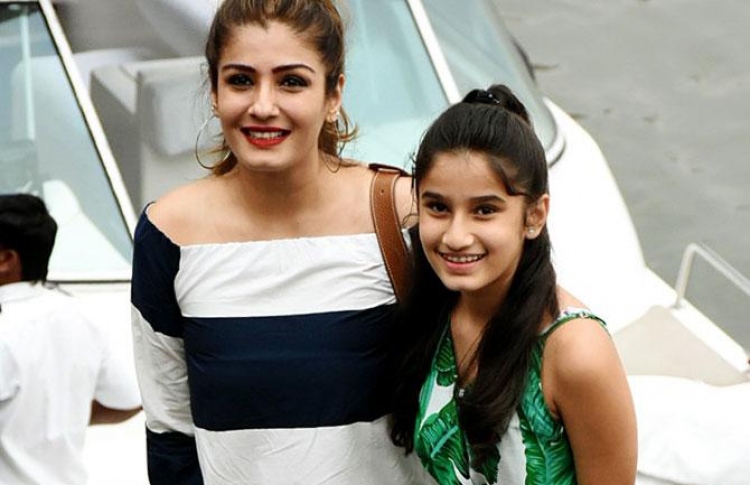 ރަވީނާ ދަރިފުޅު ރަޝާއާ އެކު.