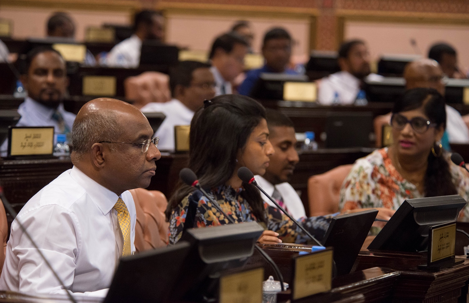 ރައްޔިތުންގެ މަޖިލީހުގެ މިއަދުގެ ޖަލްސާގައި އިދިކޮޅު މެމްބަރުން ބައިވެރިވެވަޑައިގަންނަވަނީ. -- ފޮޓޯ: މަޖިލިސް