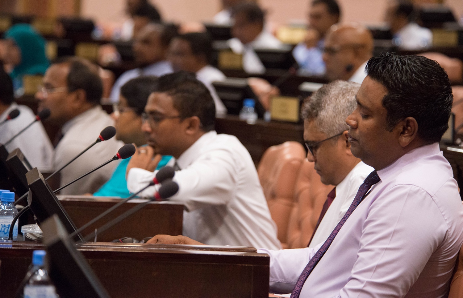 ރައްޔިތުންގެ މަޖިލީހުގެ ޖަލްސާއެއްގައި މެމްބަރުން ބައިވެރިވެވަޑައިގަންނަވަނީ - ފޮޓޯ: މަޖިލިސް