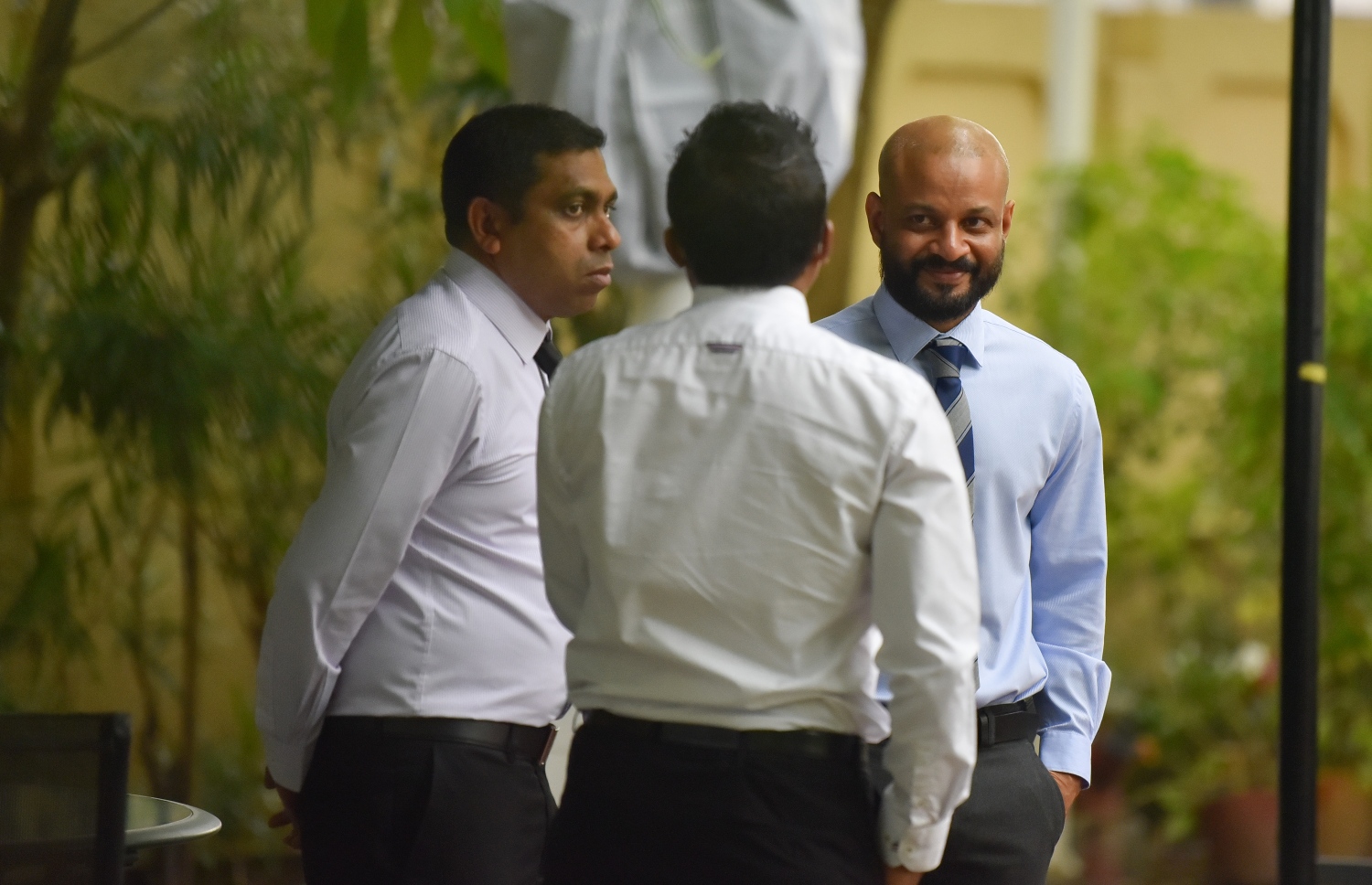 މަޖިލީހުގެ ދިއްގަރު ދާއިރާގެ މެމްބަރު އަހުމަދު ފާރިސް (ކ) އަދި ގެމަނަފުށީ ދާއިރާގެ މެމްބަރު ޖަމީލް އުސްމާން، މަޖިލީހުގެ ގޯތިތެރޭގައި. --- ފޮޓޯ: އަހުމަދު ނިޝާތު/ މިހާރު