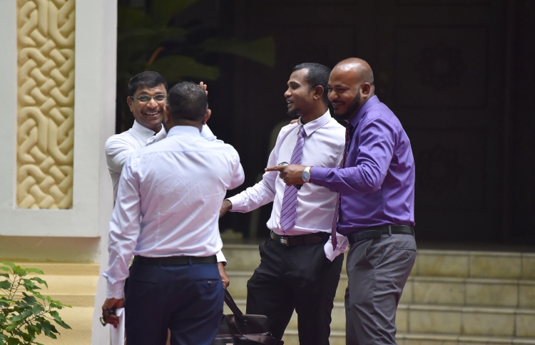 ޕާޓީއެއް ރަޖިސްޓުރީ ކުރުމުން ފައިސާ ދޭން ޖެހޭތަ؟