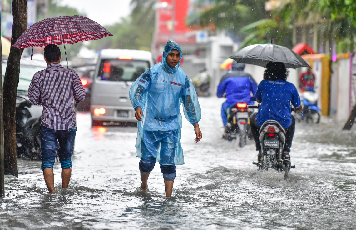 މާލެ: އޮކްޓޯބަރު 28، 2018- މާލެ އަށް މިއަދު ހެނދުނުއްސުރެ ފެށިގެން ވެހެމުންދާ ބޯ ވާރެއާ ގުޅިގެން، ފެން ބޮޑުވެފައިވާ މަގެއްގައި ބަޔަކު ހަރަކާތްތެރިވަނީ: މާލޭގެ ބައެއް މަގުތަކުގައި މިއަދު ވަނީ އާދަޔާ ޚިލާފަށް ފެން ބޮޑުވެ، ހިނގައިބިނގައި އުޅުމަށް ބޮޑެތި ދަތިތަކެއް ކުރިމަތިވެފައި.---ފޮޓޯ: ނިޝާން އަލީ/މިހާރު